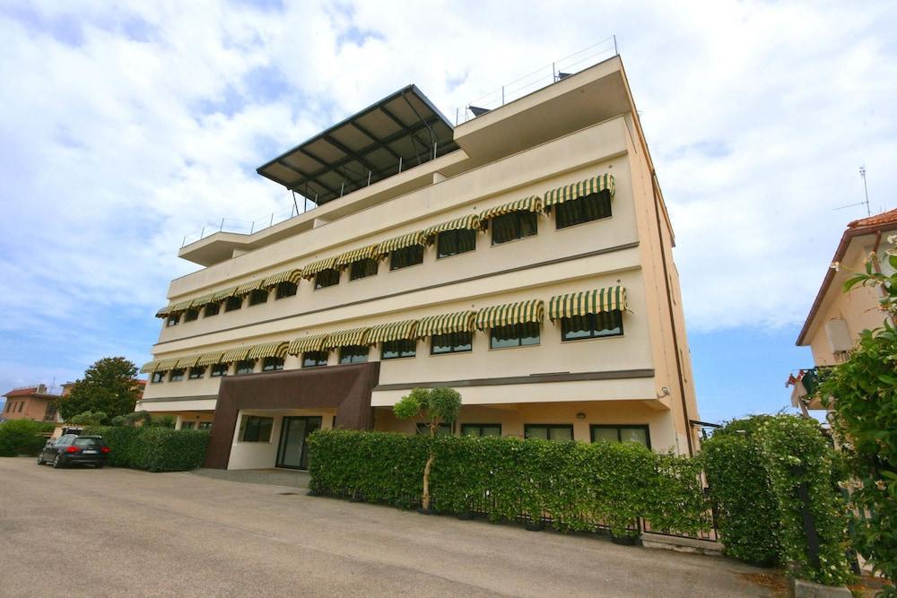 Della Piana Residence Aprilia Esterno foto